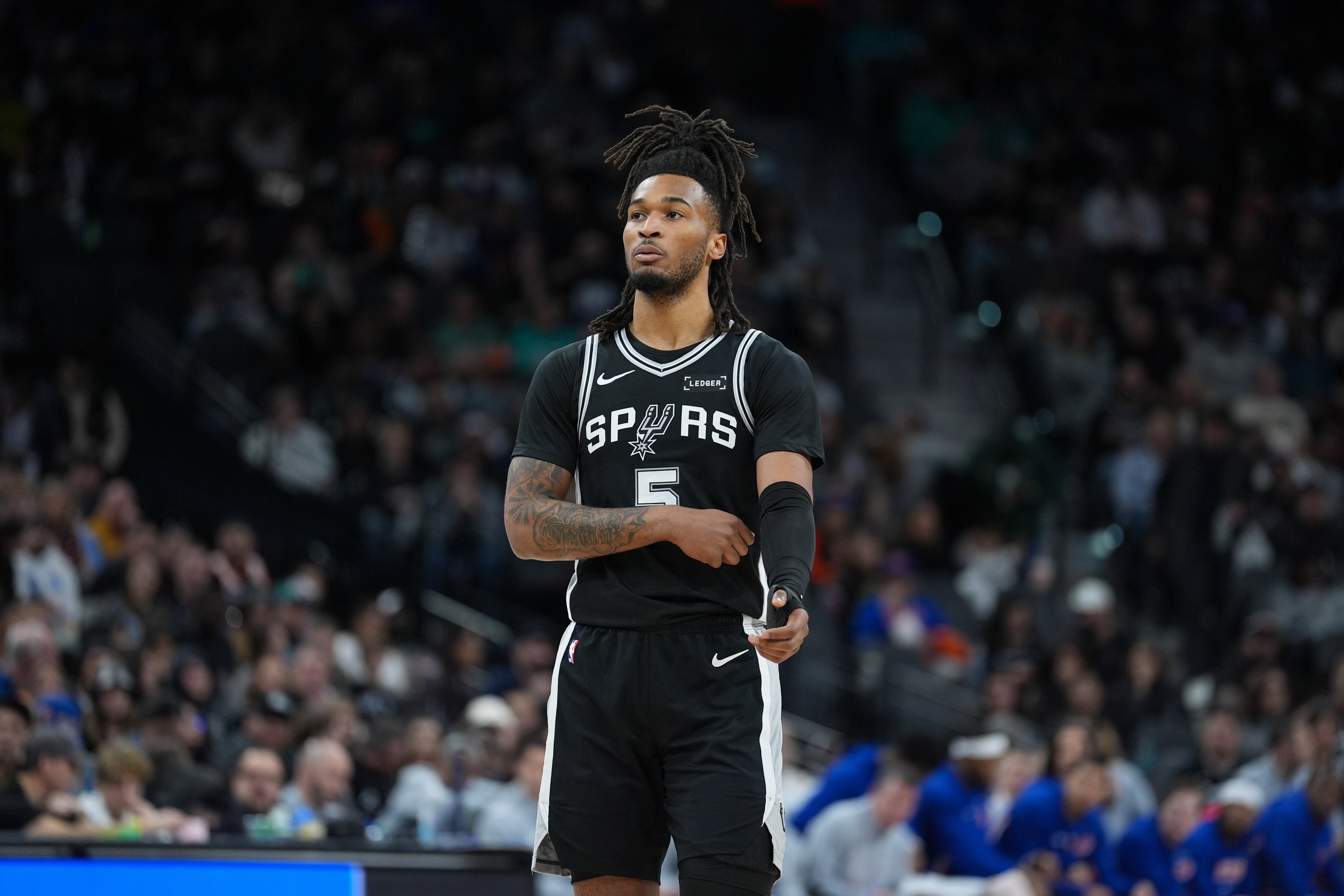 开云体育官方app-手感不错！卡斯尔13中6得20分7板8助1断 可惜出现了5次失误